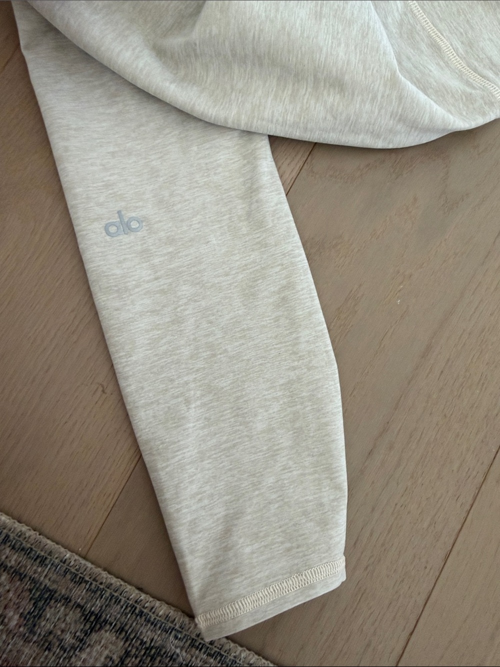 Alo Yoga Airbrush Oatmeal Scoop Bralette & Legging Set - Cream Size Small - Picture 8 of 9
